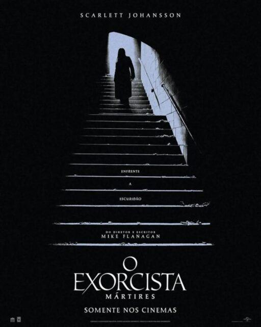 Este é o pôster oficial de "O Exorcista: Mártires" (The Exorcist: Martyrs), novo filme de terror sobrenatural escrito e dirigido por Mike Flanagan, com Scarlett Johansson no papel principal.A trama acompanha a detetive de homicídios e mãe solteira Julie Miller (Scarlett Johansson). Treze anos atrás, ela foi responsável pela captura de um serial killer satânico conhecido como "Padre Sunday" (John Leguizamo), e testemunhou sua execução. Mesmo após sua morte, os crimes continuam acontecendo, apresentando contornos sobrenaturais e demoníacos. Miller então começa a investigar uma série de assassinatos brutais e bizarros, inspirados no martírio de santos católicos. O perigo se torna pessoal quando seu filho, Max (Jacobi Jupe), de 12 anos, vira alvo de uma entidade maligna.Esse novo longa-metragem não é uma continuação de "O Exorcista: O Devoto" (2023), mas tem forte influência de "O Exorcista III" (1990). É uma história original e independente, ambientada no universo clássico da franquia.As produtoras responsáveis são Blumhouse - Atomic Monster (coproduzida por Jason Blum), Morgan Creek Entertainment (de David Robinson) e Red Room Pictures (de Mike Flanagan), com distribuição da Universal Pictures.Fique atento à estreia: o lançamento está previsto para 11 de março de 2027 nos cinemas do Brasil. Nos Estados Unidos, o lançamento ocorrerá no dia 12 de março do mesmo ano.•••#oexorcista #terrorsobrenatural #mikeflanagan #scarlettjohansson #filmesdeterror