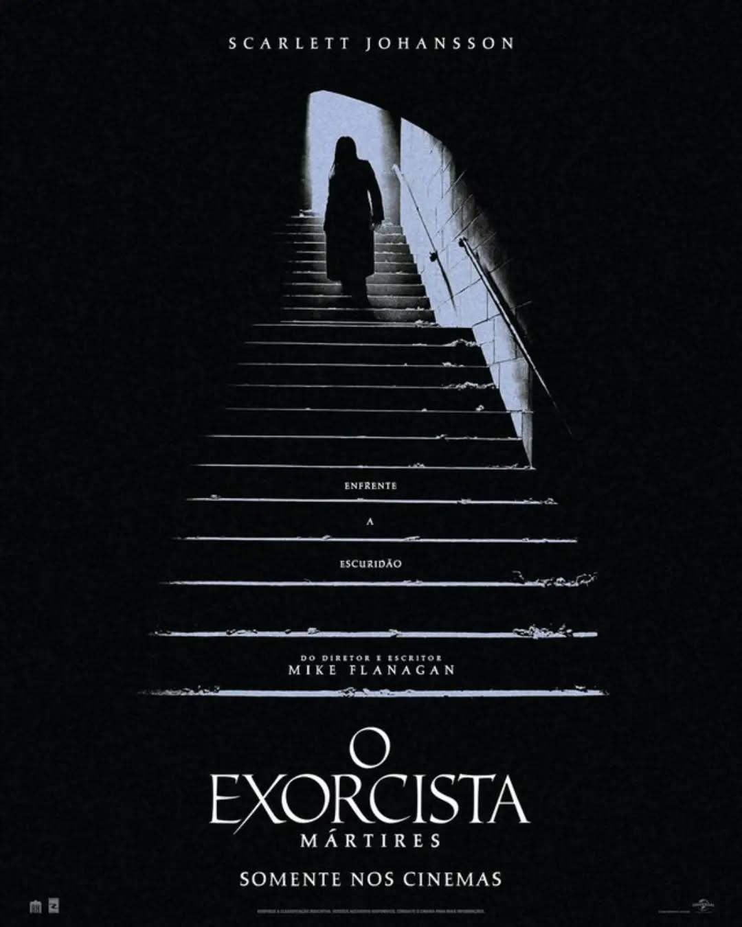 Este é o pôster oficial de "O Exorcista: Mártires" (The Exorcist: Martyrs), novo filme de terror sobrenatural escrito e dirigido por Mike Flanagan, com Scarlett Johansson no papel principal.A trama acompanha a detetive de homicídios e mãe solteira Julie Miller (Scarlett Johansson). Treze anos atrás, ela foi responsável pela captura de um serial killer satânico conhecido como "Padre Sunday" (John Leguizamo), e testemunhou sua execução. Mesmo após sua morte, os crimes continuam acontecendo, apresentando contornos sobrenaturais e demoníacos. Miller então começa a investigar uma série de assassinatos brutais e bizarros, inspirados no martírio de santos católicos. O perigo se torna pessoal quando seu filho, Max (Jacobi Jupe), de 12 anos, vira alvo de uma entidade maligna.Esse novo longa-metragem não é uma continuação de "O Exorcista: O Devoto" (2023), mas tem forte influência de "O Exorcista III" (1990). É uma história original e independente, ambientada no universo clássico da franquia.As produtoras responsáveis são Blumhouse - Atomic Monster (coproduzida por Jason Blum), Morgan Creek Entertainment (de David Robinson) e Red Room Pictures (de Mike Flanagan), com distribuição da Universal Pictures.Fique atento à estreia: o lançamento está previsto para 11 de março de 2027 nos cinemas do Brasil. Nos Estados Unidos, o lançamento ocorrerá no dia 12 de março do mesmo ano.•••#oexorcista #terrorsobrenatural #mikeflanagan #scarlettjohansson #filmesdeterror