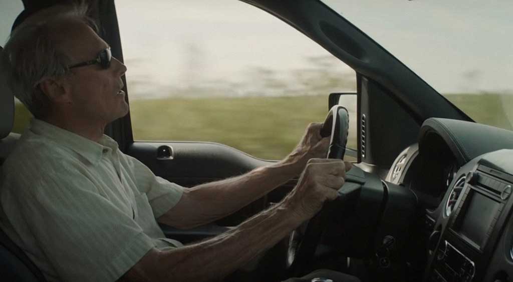 Personagem Earl Stone dirigindo.