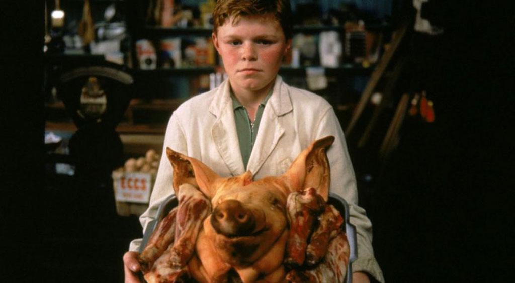 Francie Brady segura uma cabeça de porco.