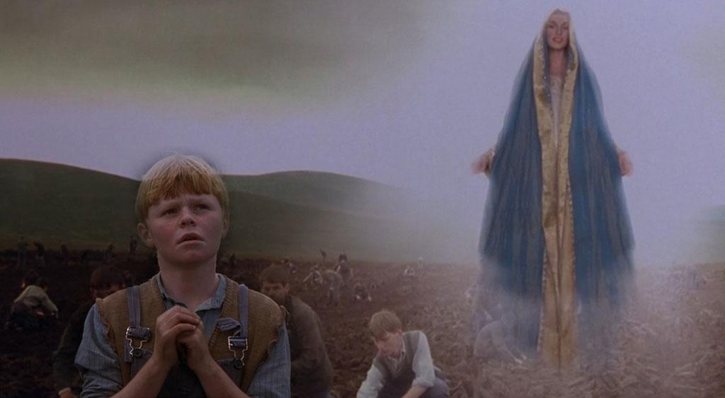 Francie e Nossa Senhora conversando no campo.