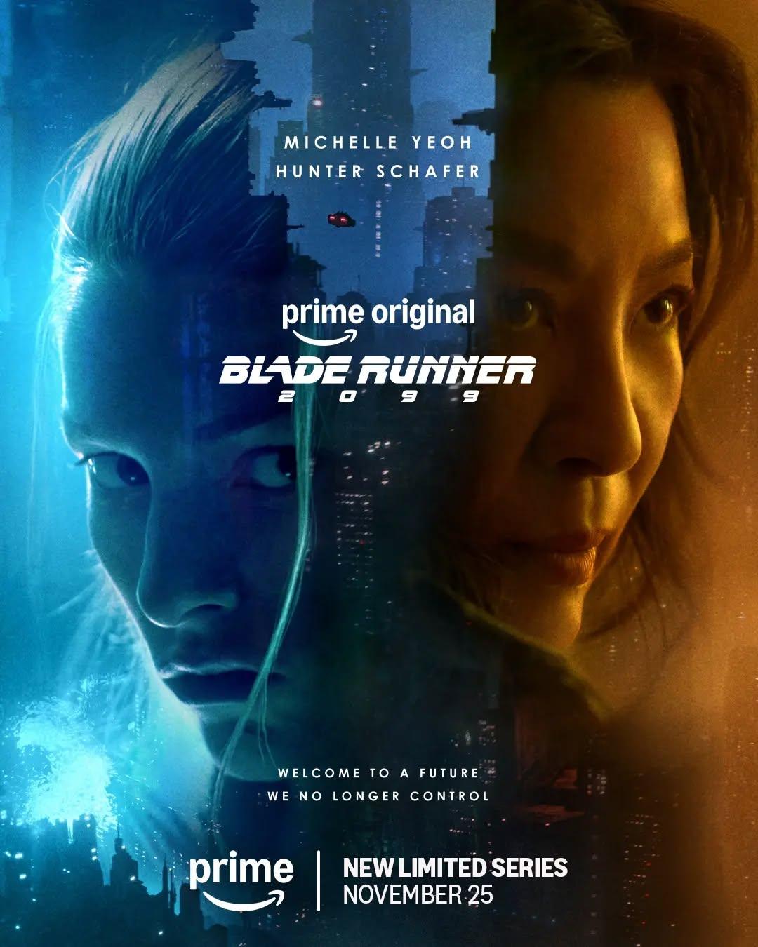O futuro da humanidade já não é humano. Este é a minissérie "Blade Runner 2099", uma ficção científica do gênero cyberpunk desenvolvida para o Amazon Prime Video.A história se passa 50 anos após os eventos do filme "Blade Runner 2049" (2017) em uma Los Angeles transformada. Na nova ordem mundial, os replicantes assumiram o poder após uma revolta, e os seres humanos passaram a ocupar uma posição inferior na sociedade.No elenco principal estão Michelle Yeoh e Hunter Schafer, com participações de Tom Burke, Maurizio Lombardi, Johnny Harris e Matthew Needham.Yeoh interpreta Olwen, uma replicante veterana do Blade Runner que está em seus últimos dias de vida. Schafer interpreta Cora, uma humana fugitiva que mudou de identidade diversas vezes ao longo da vida para proteger o irmão, e que finge ser uma replicante. As duas unem para caçar um fugitivo que esconde um segredo capaz de colapsar a cidade, envolvendo-se em uma grande conspiração.Criada por Silka Luisa, com produção executiva de Ridley Scott (diretor do filme original de 1982) e direção inicial de Jonathan van Tulleken.A minissérie é produzida pelo Amazon Prime Video em parceria com a Alcon Entertainment e a Scott Free Productions.Fique atento no catálogo do Prime Video: "Blade Runner 2099" estreia em 25 de novembro de 2026.•••#bladerunner2099 #bladerunner #minissérie #primevideobrasil #ridleyscott