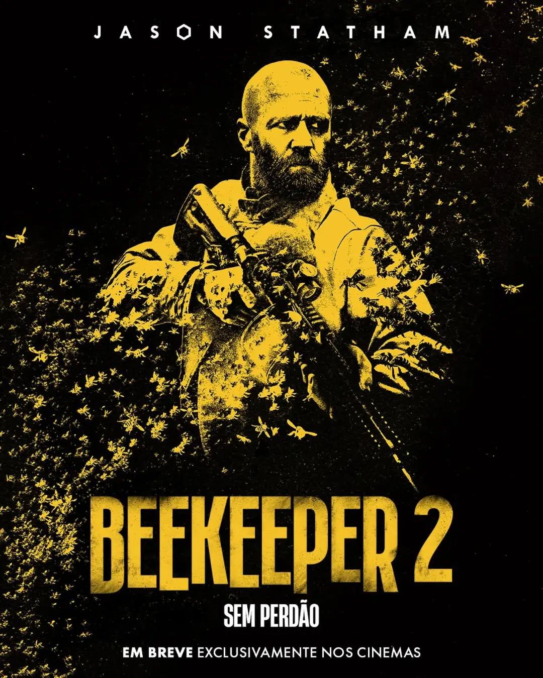 Sim, senhor. Sim, senhora. Ele está de volta à ação. A Sony Pictures divulgou o pôster oficial de "The Beekeeper 2 - Sem Perdão" (The Beekeeper 2), estrelado por Jason Statham. Trailer em breve!Esse segundo filme de ação, que tem elementos de crime e suspense, é a continuação direta de "Beekeeper: Rede de Vingança", lançado em 2024.Jason Statham volta a interpretar o ex-assassino do governo e agente secreto Adam Clay. O protagonista, que é um homem procurado, enfrentará novas conspirações, combates corporais brutais, tiroteios e uma escala ainda maior que a do primeiro filme. Ele fará de tudo para salvar o país e desmantelar a rede tática da qual fazia parte, pois a própria organização secreta dos Beekeepers (Apicultores) saiu de controle e se tornou uma ameaça internacional, chegando ao extremo de sequestrar o presidente dos Estados Unidos.Além de Statham, o elenco principal conta ainda com Jeremy Irons como Wallace Westwyld, Emmy Raver-Lampman como Agente Verona Parker, Bobby Naderi como Agente Matt Wiley, Jemma Redgrave como Presidente Jessica Danforth. Os atores Pom Klementieff, Yara Shahidi e Adam Copeland ainda não tiveram seus papéis detalhados oficialmente.Timo Tjahjanto é o nome sobre a cadeira de diretor, enquanto Kurt Wimmer é o responsável pelo roteiro, escrito em colaboração com Umair Aleem.Com distribuição da Amazon MGM Studios, o filme será lançado nos cinemas brasileiros em 14 de janeiro de 2027, com sessões previstas para meados do mesmo mês.•••#thebeekeeper #beekeeper2 #filmesdeação #filmesdesuspense #jasonstatham