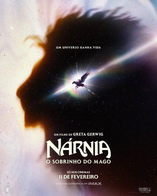 Este é o pôster oficial de "Nárnia: O Sobrinho do Mago" (Narnia: The Magician's Nephew), dirigido por Greta Gerwig, diretora de "Barbie" (2023).Esse novo filme, produzido em parceria com a Netflix, reinicia a adaptação cinematográfica da obra de C. S. Lewis, desvinculando-se da trilogia clássica produzida pela Walden Media nos anos 2000: O Leão, a Feiticeira e o Guarda-Roupa, Príncipe Caspian e A Viagem do Peregrino da Alvorada.É uma adaptação cinematográfica do livro homônimo de C. S. Lewis, que narra as origens do universo de Nárnia. Embora seja o sexto livro publicado da série "As Crônicas de Nárnia", funciona como o primeiro na ordem cronológica da história.O elenco principal conta com Daniel Craig como o Tio André, Emma Mackey como a Feiticeira Branca e Meryl Streep como a voz de Aslan. Além disso, há as estreantes Beatrice Campbell (Polly) e David McKenna (Digory).O longa-metragem será lançado primeiro nas telonas (com distribuição no Brasil pela Sony Pictures e exibição em IMAX), com estreia marcada para 11 de fevereiro de 2027. A obra chegará ao catálogo da Netflix a partir de 7 de abril do mesmo ano.•••#narnia #narniaosobrinhodomago #cslewis #gretagerwig #fantasíaépica