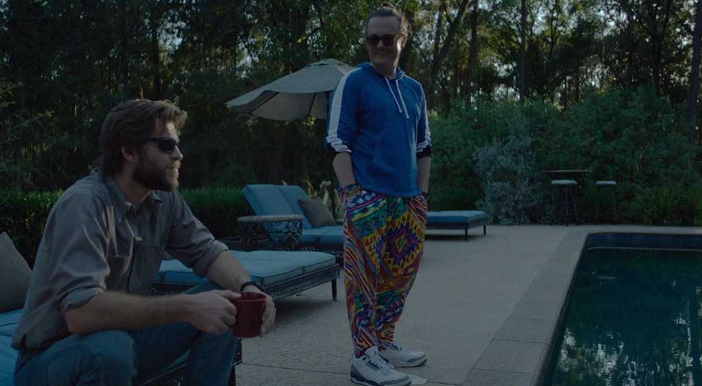 Kyle e Swin conversam na beira da piscina.