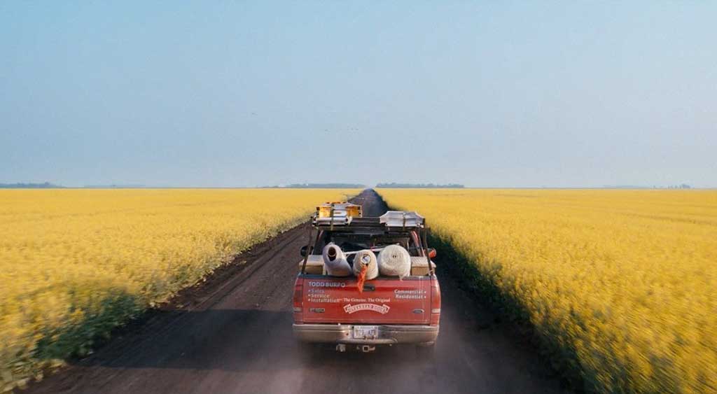 Caminhonete de Todd Burpo na estrada de terra.