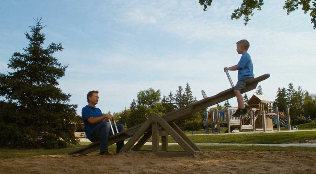 Cena em que Todd Burpo e Colton Burpo estão conversando na gangorra.