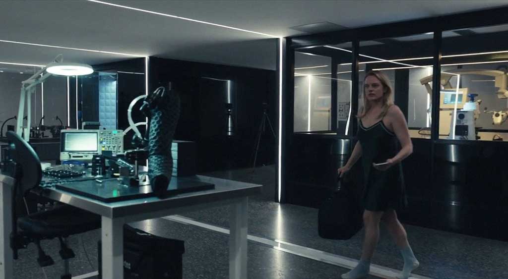 Cena inicial em que Cecilia Kass foge da mansão e principalmente do seu namorado.