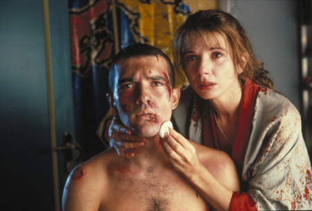 Antonio Banderas e Victoria Abril em Ata-me! (1990)