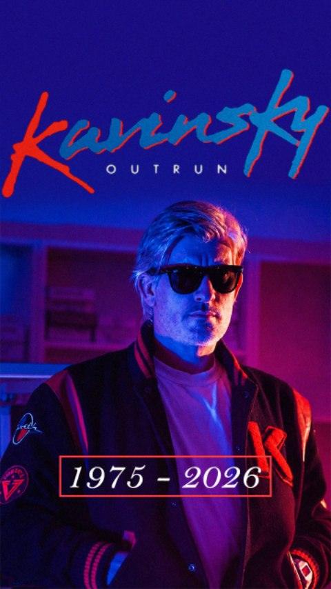 O DJ francês Kavinsky, conhecido mundialmente pelo single de electro house e synthwave "Nightcall", de 2010, morreu aos 50 anos.O artista, cujo nome de batismo é Vincent Pierre Claude Belorgey, foi encontrado morto em casa na última terça-feira (28), em Paris, segundo informação divulgada pela afiliada da CNN, BFMTV, nesta quarta-feira (29).Segundo informações do Ministério Público de Paris à BFMTV, foi aberta uma investigação para determinar a causa da morte.A carreira de Kavinsky teve início no começo dos anos 2000, e seis anos depois, em 2006, ele lançou seu EP de estreia, intitulado "Teddy Boy". Em seguida, abriu os shows da turnê de 2007 do famoso duo francês Daft Punk.Com uma pegada que lembra o synth-pop dos anos 1980, "Nightcall" foi lançada em 2010 e, no ano seguinte, entrou para a trilha sonora do filme "Drive", estrelado por Ryan Gosling, sendo inserida nos créditos de abertura (vide vídeo).A música foi produzida em parceria com Guy-Manuel de Homem-Christo, do Daft Punk, mixada pelo DJ SebastiAn e interpretada pela cantora brasileira Lovefoxxx.Na cerimônia de encerramento dos Jogos Olímpicos de Verão de 2024, em Paris, "Nightcall" foi apresentada ao vivo com a cantora belga Angèle nos vocais principais e a banda francesa Phoenix.Descanse em paz, Kavinsky.•••#kavinsky #kavinskynightcall #nightcall #músicaeletrônica #synthwave