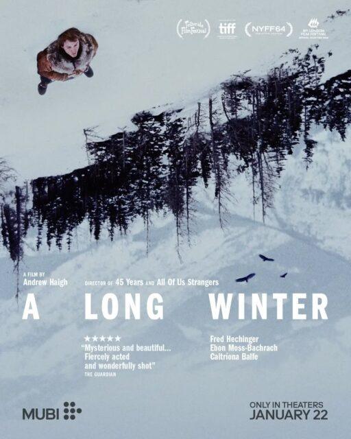 Este é o pôster oficial de "A Long Winter", um drama dirigido por Andrew Haigh e baseado no conto homônimo de Colm Tóibín, publicado em 2006.No início dos anos 1950, nas montanhas do oeste dos Estados Unidos, o jovem Mikey (Fred Hechinger) presencia a dissolução lenta de sua família após a partida de seu irmão (Kit Connor) para lutar na Guerra da Coreia. Sua mãe (Caitríona Balfe) se sente cada vez mais aprisionada ao casamento e à vida isolada ao lado do marido (Ebon Moss-Bachrach), um mineiro de carvão. Quando ela desaparece a pé durante uma forte tempestade de neve, pai e filho precisam enfrentar a paisagem hostil e gélida em uma busca desesperada que se transforma em uma intensa jornada de amadurecimento.O elenco conta com os seguintes atores Fred Hechinger como Mike, Kit Connor como Tommy, Ebon Moss-Bachrach como Lester (o pai de Mike), Caitríona Balfe como Louise, D'Pharaoh Woon-A-Tai, Manuel Garcia-Rulfo e Martin Freeman.Andrew Haigh, cineasta e produtor britânico, é o responsável pela adaptação do roteiro e pela direção, tendo sido indicado quatro vezes ao BAFTA.A estreia de A Long Winter aconteceu em 4 de setembro de 2026, no Festival de Telluride. A produção chegará aos cinemas dos Estados Unidos a partir do dia 22 de janeiro de 2027. No Brasil, ainda não há uma data oficial de lançamento do longa-metragem.•••#alongwinter #filmesdedrama #andrewhaigh #fredhechinger #ebonmossbachrach