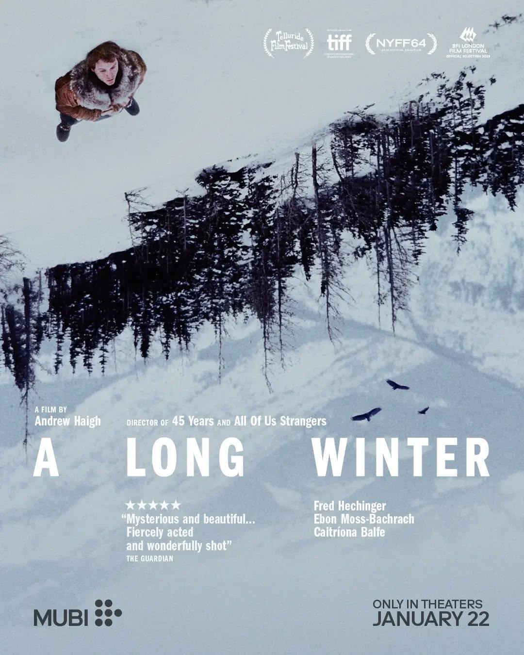 Este é o pôster oficial de "A Long Winter", um drama dirigido por Andrew Haigh e baseado no conto homônimo de Colm Tóibín, publicado em 2006.No início dos anos 1950, nas montanhas do oeste dos Estados Unidos, o jovem Mikey (Fred Hechinger) presencia a dissolução lenta de sua família após a partida de seu irmão (Kit Connor) para lutar na Guerra da Coreia. Sua mãe (Caitríona Balfe) se sente cada vez mais aprisionada ao casamento e à vida isolada ao lado do marido (Ebon Moss-Bachrach), um mineiro de carvão. Quando ela desaparece a pé durante uma forte tempestade de neve, pai e filho precisam enfrentar a paisagem hostil e gélida em uma busca desesperada que se transforma em uma intensa jornada de amadurecimento.O elenco conta com os seguintes atores Fred Hechinger como Mike, Kit Connor como Tommy, Ebon Moss-Bachrach como Lester (o pai de Mike), Caitríona Balfe como Louise, D'Pharaoh Woon-A-Tai, Manuel Garcia-Rulfo e Martin Freeman.Andrew Haigh, cineasta e produtor britânico, é o responsável pela adaptação do roteiro e pela direção, tendo sido indicado quatro vezes ao BAFTA.A estreia de A Long Winter aconteceu em 4 de setembro de 2026, no Festival de Telluride. A produção chegará aos cinemas dos Estados Unidos a partir do dia 22 de janeiro de 2027. No Brasil, ainda não há uma data oficial de lançamento do longa-metragem.•••#alongwinter #filmesdedrama #andrewhaigh #fredhechinger #ebonmossbachrach