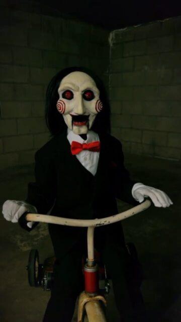 Você está com saudade de Jigsaw?"Jogos Mortais" está de volta com um novo diretor, Mike P. Nelson, de Boiúna: Terror no Amazonas.Gregory Weidman e Geoff Tock (de Duna: Profecia) assinam o roteiro.O novo filme da franquia de terror e suspense é uma produção de James Wan, Jason Blum e Leigh Whannell, o corroteirista original da franquia.Até o momento, não foram divulgadas informações sobre o novo filme da franquia, como título, elenco e data de estreia.•••#jogosmortais #jigsaw #filmesdeterror #filmesdesuspense #mikepnelson