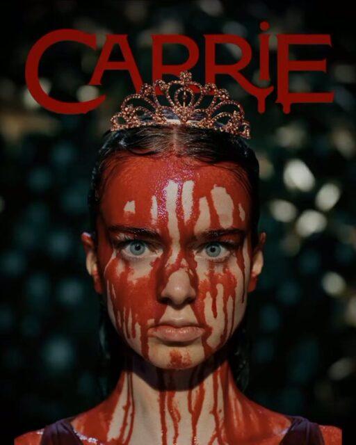 A nova série "Carrie: A Estranha" já está disponível no catálogo do Amazon Prime Video.Trata-se de uma produção original da plataforma, composta por oito episódios, todos já disponíveis, com uma história adaptada para a era digital.A trama se passa nos dias atuais. Logo após a morte do pai, Carrie sai do isolamento de sua casa e enfrenta o ambiente de uma escola pública, onde sofre um episódio de bullying que se torna viral na internet. A disseminação do vídeo amplia ainda mais o nível de crueldade e a exposição da jovem inocente. A série aprofunda os personagens e apresenta um final inédito para a protagonista, interpretada por Summer H. Howell.Mike Flanagan, criador, roteirista e produtor da série, é o responsável por essa releitura contemporânea de "Carrie: A Estranha". Essa é a primeira adaptação do clássico romance de Stephen King, publicado em 1974, para o formato de série.•••#carrieaestranha #seriesprimevideo #primevideobrasil #stephenkingbrasil #terrorsobrenatural