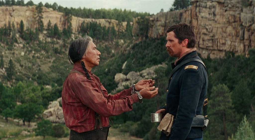 Chefe Falcão Amarelo e capitão Joseph J. Blocker conversando.
