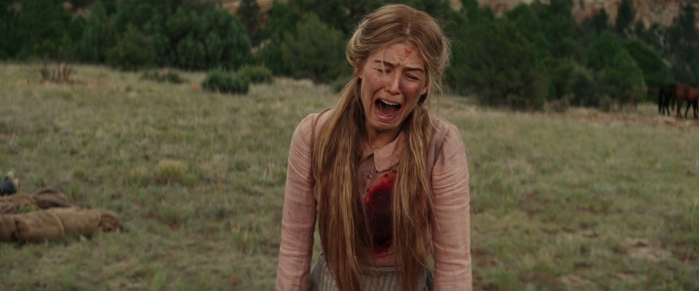 Rosalie Quaid (Rosamund Pike) em um choro profundo após cavar a cova onde sua família será sepultada