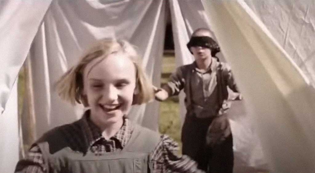 Ernst Lossa e Nandl brincando entre os lençóis estendidos.