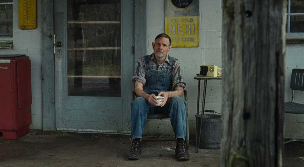 Hank e Arvin conversando em frente do posto de gasolina.