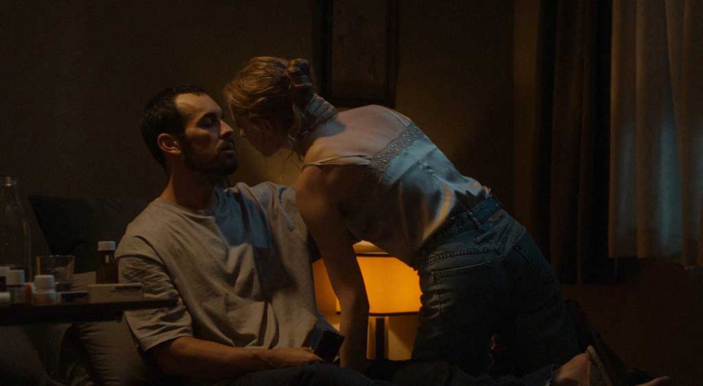 Ángel e Vane se beijando em cena de Remédio Amargo.