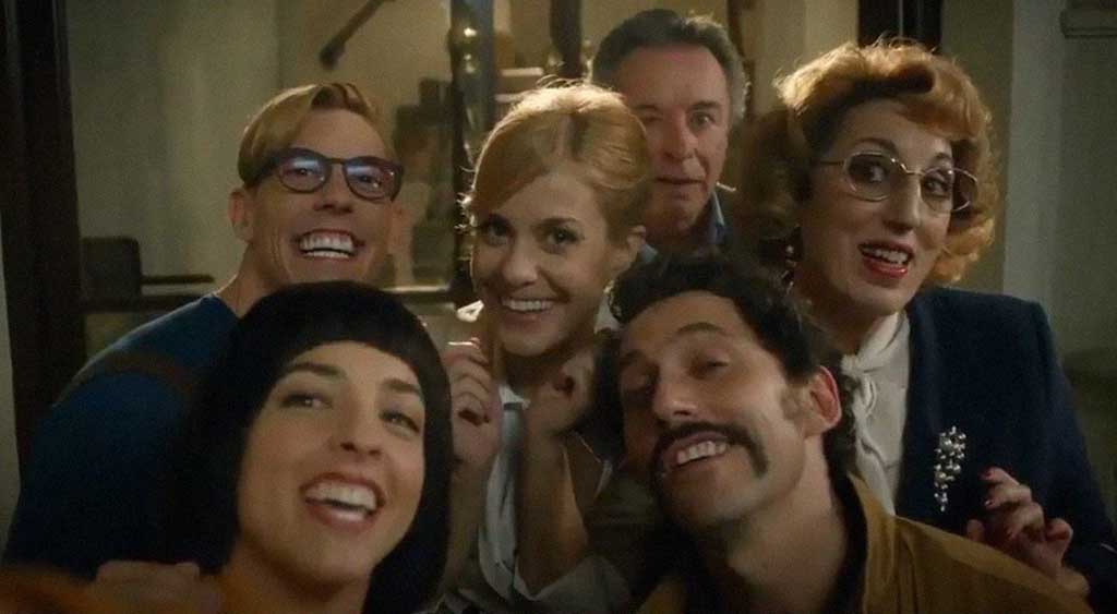 Os personagens posam para uma selfie.