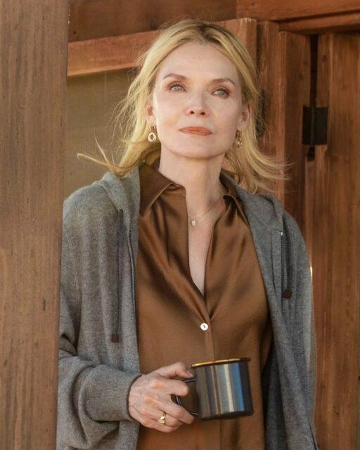 Primeiras imagens do spin-off de "Yellowstone", 'THE MADSON', foram reveladas: Michelle Pfeiffer, Kurt Russell, Matthew Fox, Elle Chapman, Kevin Zegers entre outros.A sinopse oficial descreve a série como um "estudo emocionante sobre luto e conexão humana", seguindo uma família de Nova York que se muda para o Vale do Rio Madison, em Montana, após uma tragédia devastadora, onde precisam lidar com a dor e os desafios de uma nova vida no interior, explorando a reconstrução emocional em meio à vastidão do Oeste americano.Desta vez a família Dutton sai de cena e dá lugar à família Clyburn. A matriarca Stacy Clyburn será vivida por Michelle Pfeiffer. A série neo-western, criada por Taylor Sheridan, mantém o drama familiar e os conflitos territoriais, mas com um foco mais introspectivo no desenvolvimento emocional dos personagens."The Madaon" busca expandir o universo de Yellowstone, com novas histórias passadas na mesma região e mantendo o tema.A primeira temporada ainda nem estreou é a produção da segunda temporada segue a todo vapor. De início serão seis episódios, sendo que a segunda temporada promete um número mais de capítulos sobre a trama da família Clyburn, de Nova York para as terras centrais do vale do Rio Madison, em Montana.Não marque bobeira, a estreia está agendada para o dia 14 de março, no Paramount+.•••#themadson #paramountplus #yellowstone #michellepfeiffer #kurtrussel