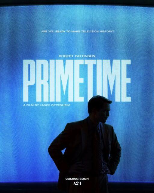 A produtora A24 divulgou o pôster oficial de "Primetime", novo longa-metragem do diretor Lance Oppenheim com roteiro escrito por Ajon Singh.Sinopse: segue a história de um jornalista determinado a enfrentar o submundo do crime que, com seus métodos investigativos como câmeras escondidas e iscas online para expor criminosos sexuais, muda a televisão americana e seu formato de jornalismo investigativo para sempre.A enredo do thriller é inspirado na série de jornalismo investigativo “To Catch a Predator”.O elenco principal conta com Robert Pattinson no papel do protagonista, acompanhado por Skyler Gisondo, Matthew Maher, Sean Bridgers, Merritt Wever e a cantora Phoebe Bridgers.Com lançamento previsto para setembro de 2026 nos cinemas dos Estados Unidos, "Primetime" ainda não tem data de estreia definida para os cinemas brasileiros.••°#primetime #robertpattinson #filmesdesuspense #filmesdeação #jornalismoinvestigativo