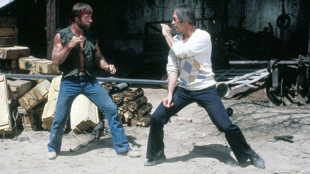 Chuck Norris e David Carradine lutando.