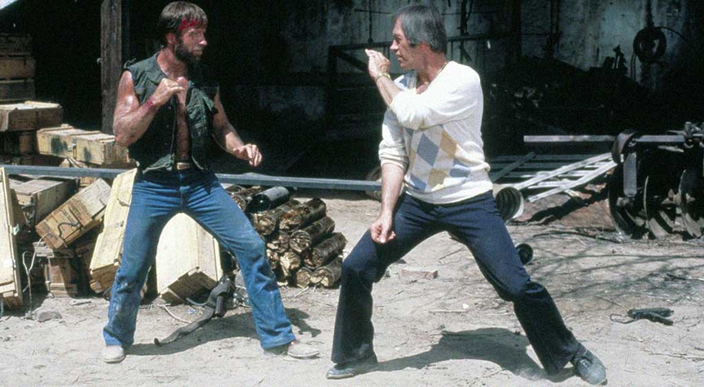 Chuck Norris e David Carradine lutando.