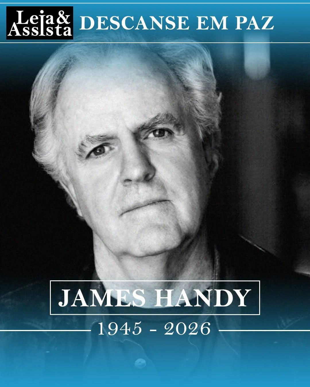 O ator James Handy, de 81 anos, foi esfaqueado até a morte. Michael Gledhill, filho da namorada do veterano artista, foi preso e acusado de assassinato. Ele foi levado às pressas para um hospital, onde foi declarado morto.A polícia, que investiga o caso, disse que o enteado é o principal suspeito do crime chocante. Handy foi encontrado na manhã de quarta-feira com uma facada no peito em frente a uma casa em Tarzana, distrito situado na cidade de Los Angeles, na Califórnia (EUA). Segundo notícia divulgada no site TMZ, a polícia diz que o suspeito — Michael Gledhill, de 44 anos — fez uma ligação bizarra para o 911 antes da chegada dos policiais... supostamente dizendo aos atendentes: "Eu sou o filho do homem, acabei de matar o homem do pecado".Quando a polícia chegou ao local, os agentes disseram que Gledhill os parou e admitiu ser a pessoa que procuravam. As autoridades afirmam que ele morava na casa com a mãe, que era namorada de Handy.Gledhill foi preso e indiciado por homicídio, com fiança estipulada em US$ 2 milhões. Os investigadores não divulgaram publicamente um possível motivo. Concluiu a reportagem publicada no site TMZ.O artista não chegou a ser reconhecido por um único papel de protagonista, mas construiu sua carreira de cinco décadas interpretando figuras de autoridade e papéis de apoio que ancoraram grandes elencos na TV e no cinema. Ficou conhecido por suas participações em filmes de sucesso como Jumanji (1995), Aracnofobia (1990) e Top Gun: Maverick (2022).Ele acumulou mais de 100 créditos no cinema e na televisão. Por ser um rosto bastante familiar entre os cinéfilos e fãs de televisão, as circunstâncias que envolveram a morte de James Handy tornam sua partida ainda mais trágica.Descanse em paz, James Handy.•••#jameshandy #descanseempaz #topgunmaverick #jumanji #aracnofobia