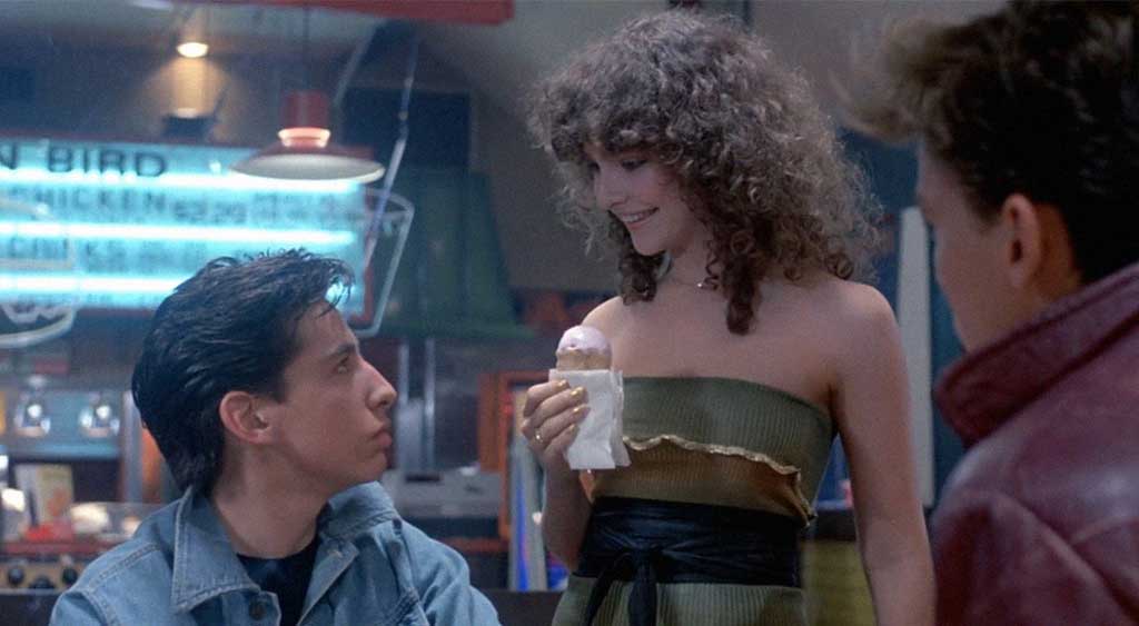 Gary, Karen (chupando sorvete) e Rick na lanchonete.