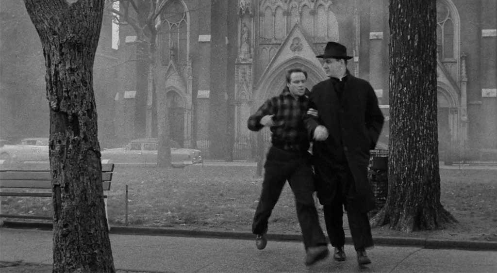Terry Malloy (Marlon Brando) e Padre Barry (Karl Malden).