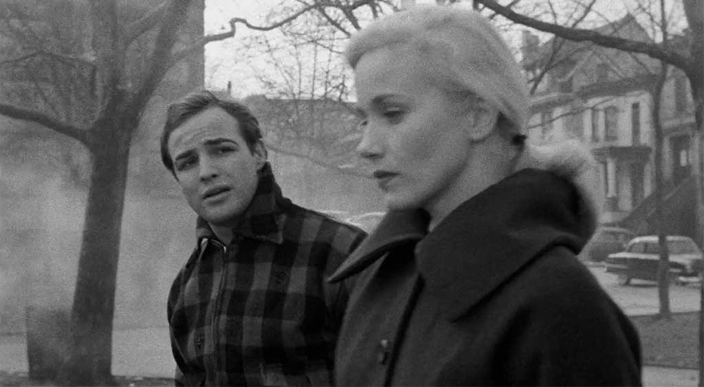 Terry Malloy (Marlon Brando) e Edie Doyle (Eva Marie Saint) no parque.
