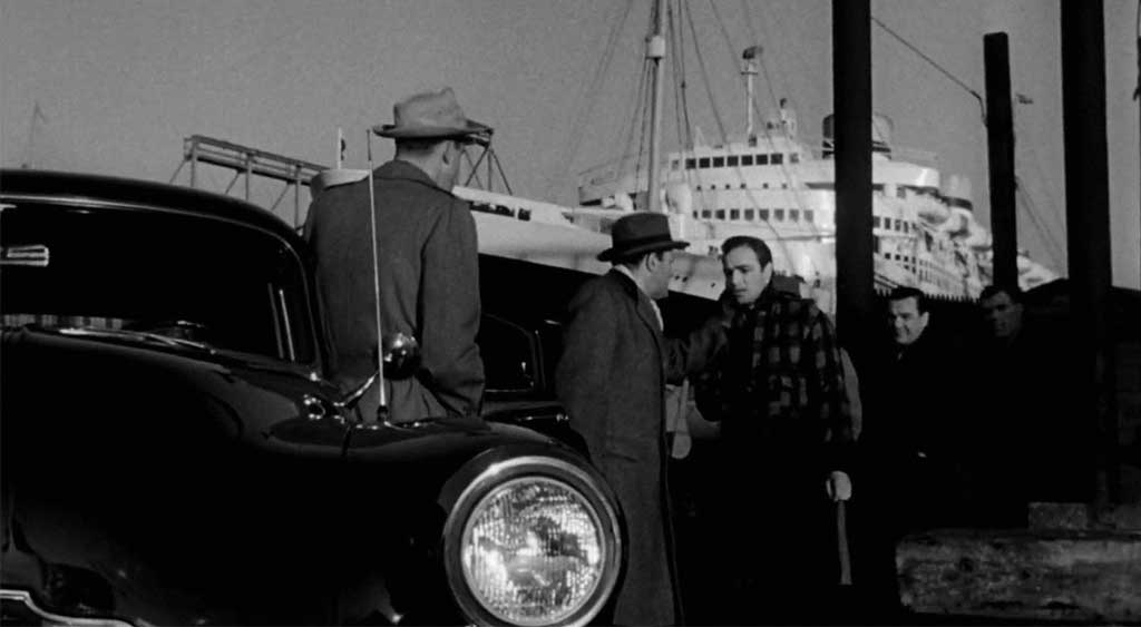 Johnny Friendly (Lee J. Cobb) e Terry Malloy (Marlon Brando).