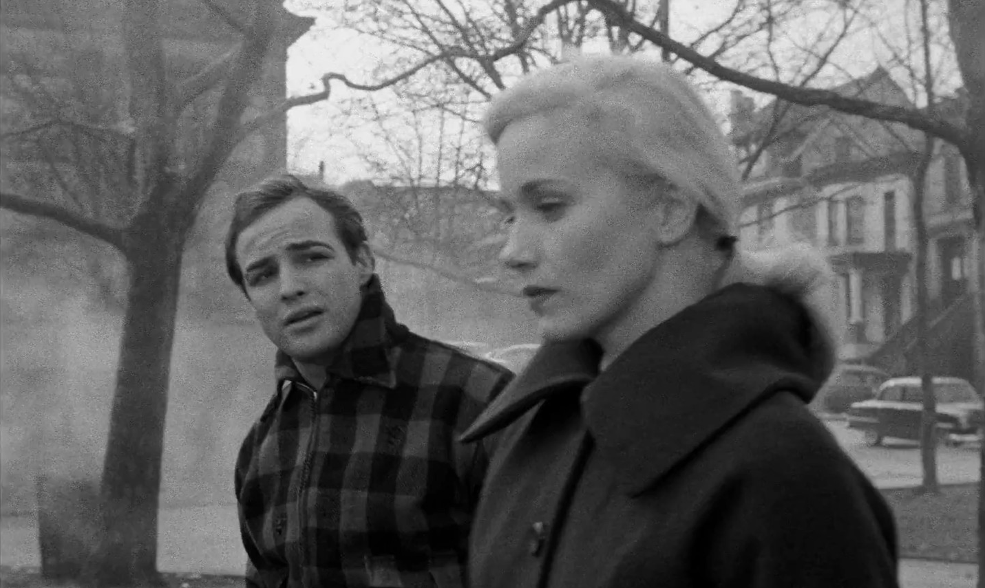 Terry Malloy (Marlon Brando) e Edie Doyle (Eva Marie Saint) no parque