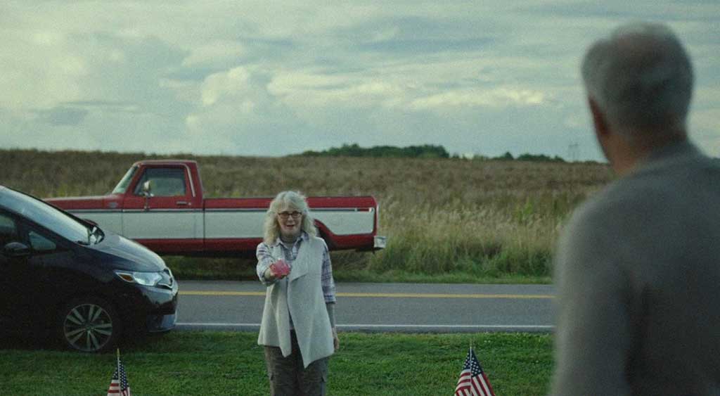 Ronnie (Blythe Danner) desapegando às coisas.