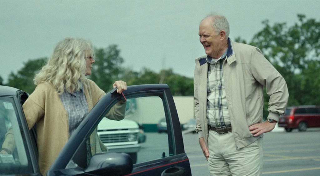 Ronnie (Blythe Danner) e Ed (John Lithgow) se conhecendo.