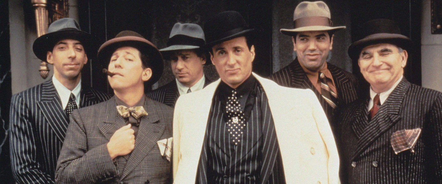 Angelo 'Snaps' Provolone (Sylvester Stallone) em companhia de seus capangas.