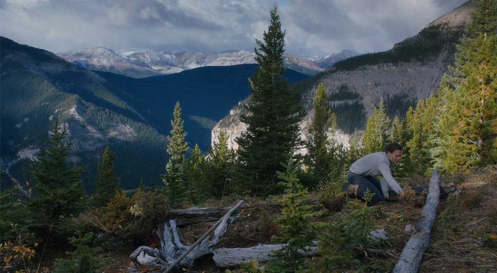 Edee Mathis (Robin Wright) preparando a terra para plantar uma horta.