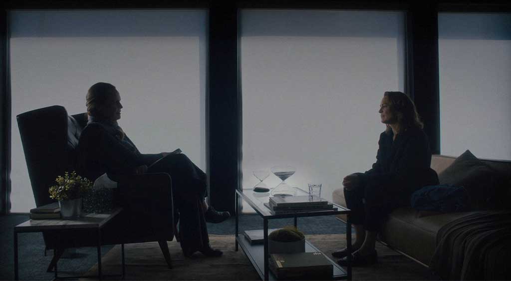 Edee Mathis conversando com a terapeuta.