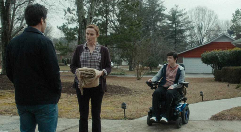 Ben, Elsa e Trevor conversam antes de Ben e Trevor pegarem a estrada.