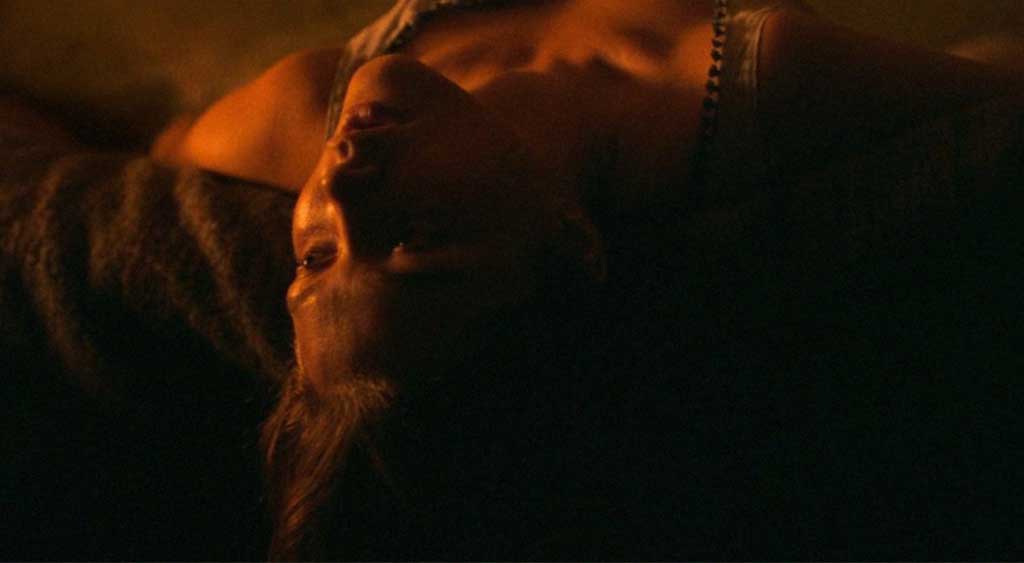 Lib Wright em transe após o ritual que ela faz antes de dormir.