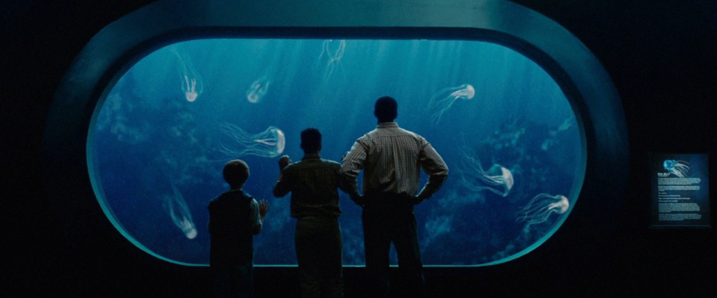 Ben Thomas (Will Smith) acompanhado do irmão e do pai observando as medusas.