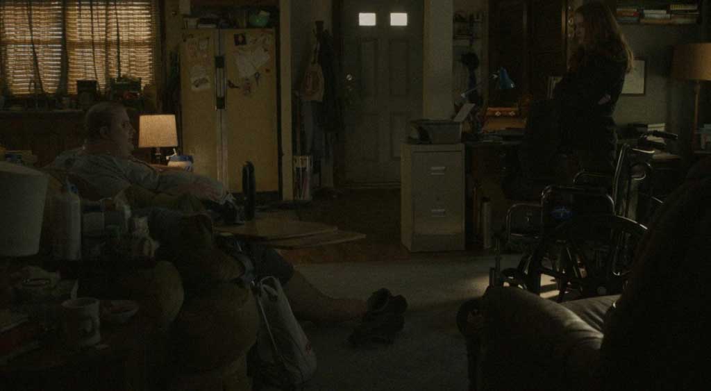 Ellie (Sadie Sink) tira satisfação com Charlie (Brendan Fraser).