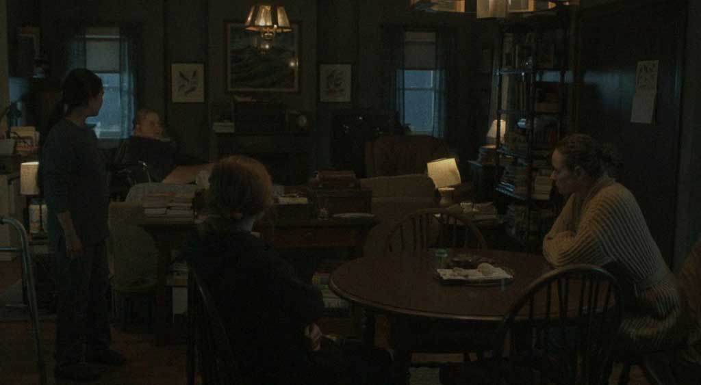 Liz, Ellie e Mary e Charlie discutem.