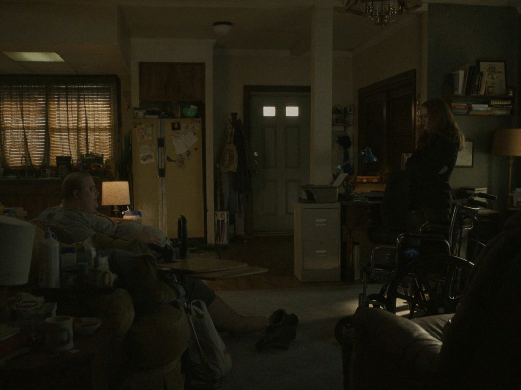 Ellie (Sadie Sink) tira satisfação com Charlie (Brendan Fraser).