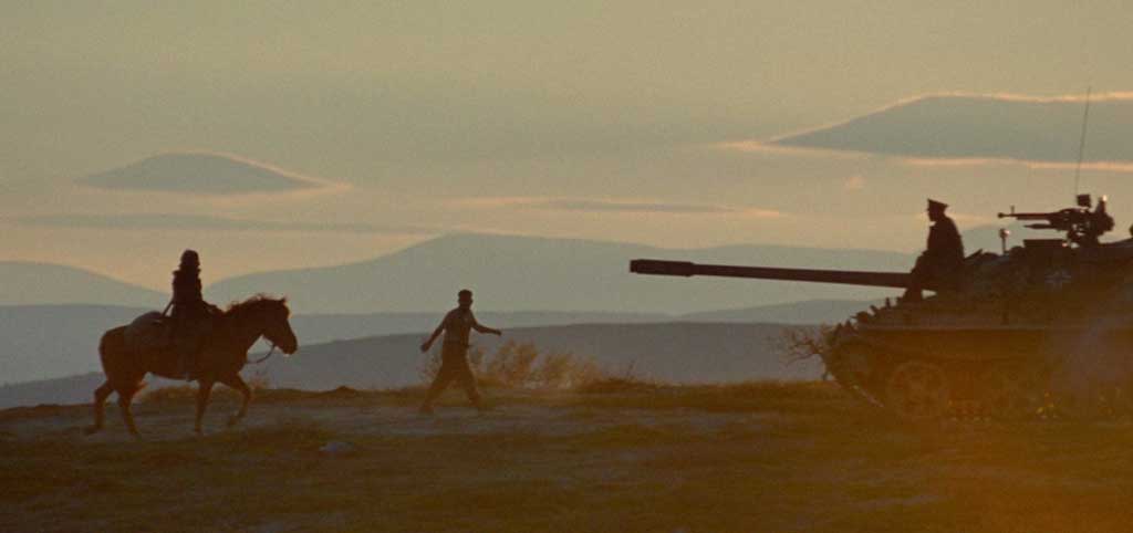 Soldados nazistas cruzando o caminho de Aatami Korpi