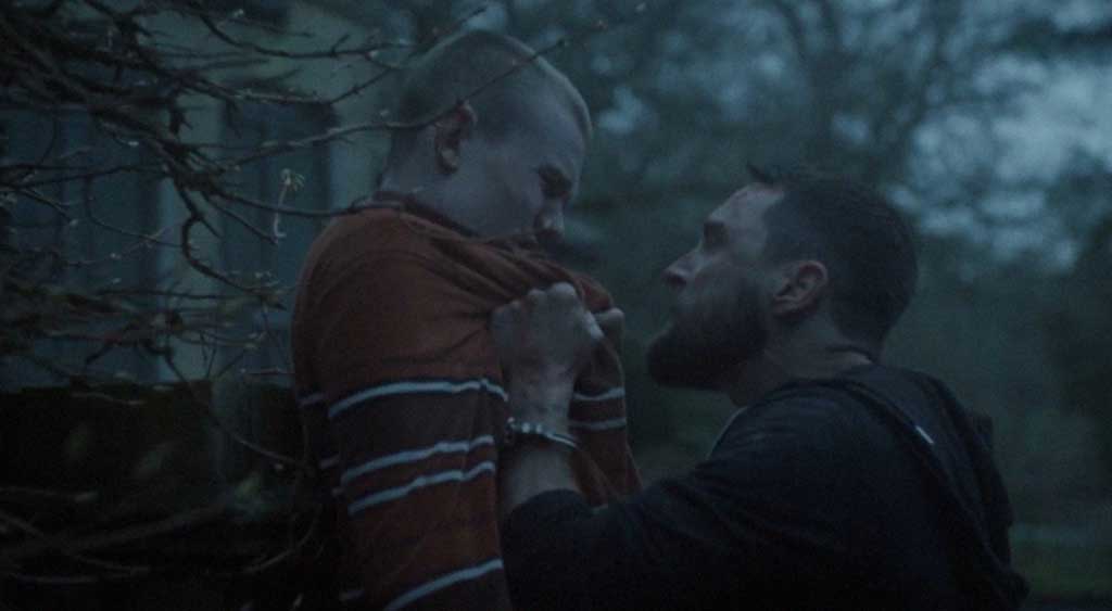 Os irmãos Jack e Matty discutindo do lado de fora da residência.