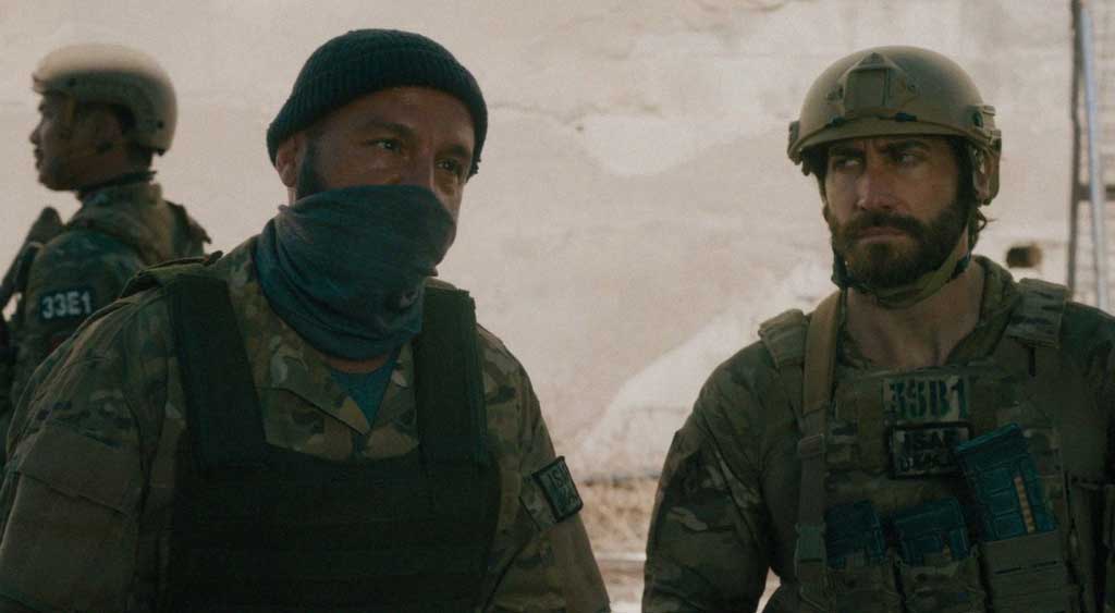 O sargento Kinley observa Ahmed conversando com um cidadão local.