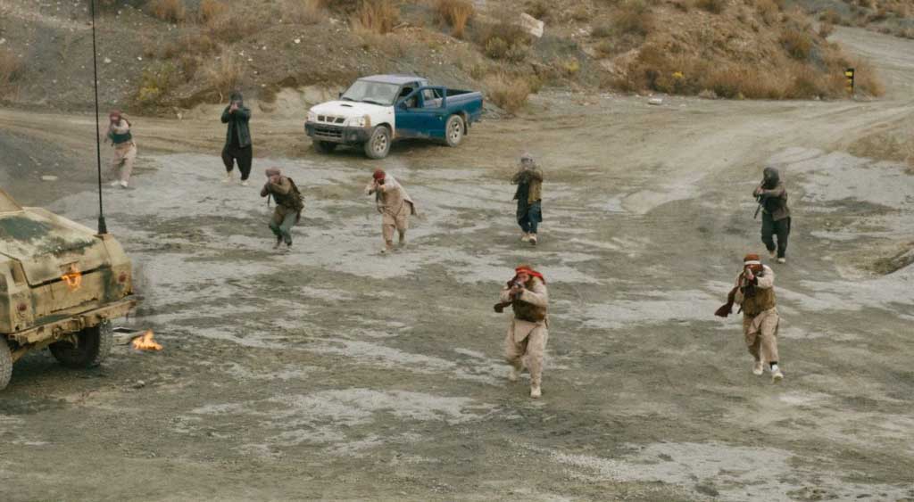 Soldados Talibãs encurralando os soldados americanos.