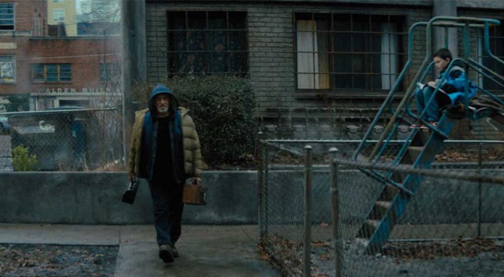 Joe chegando do trabalho enquanto é observado por Sam.